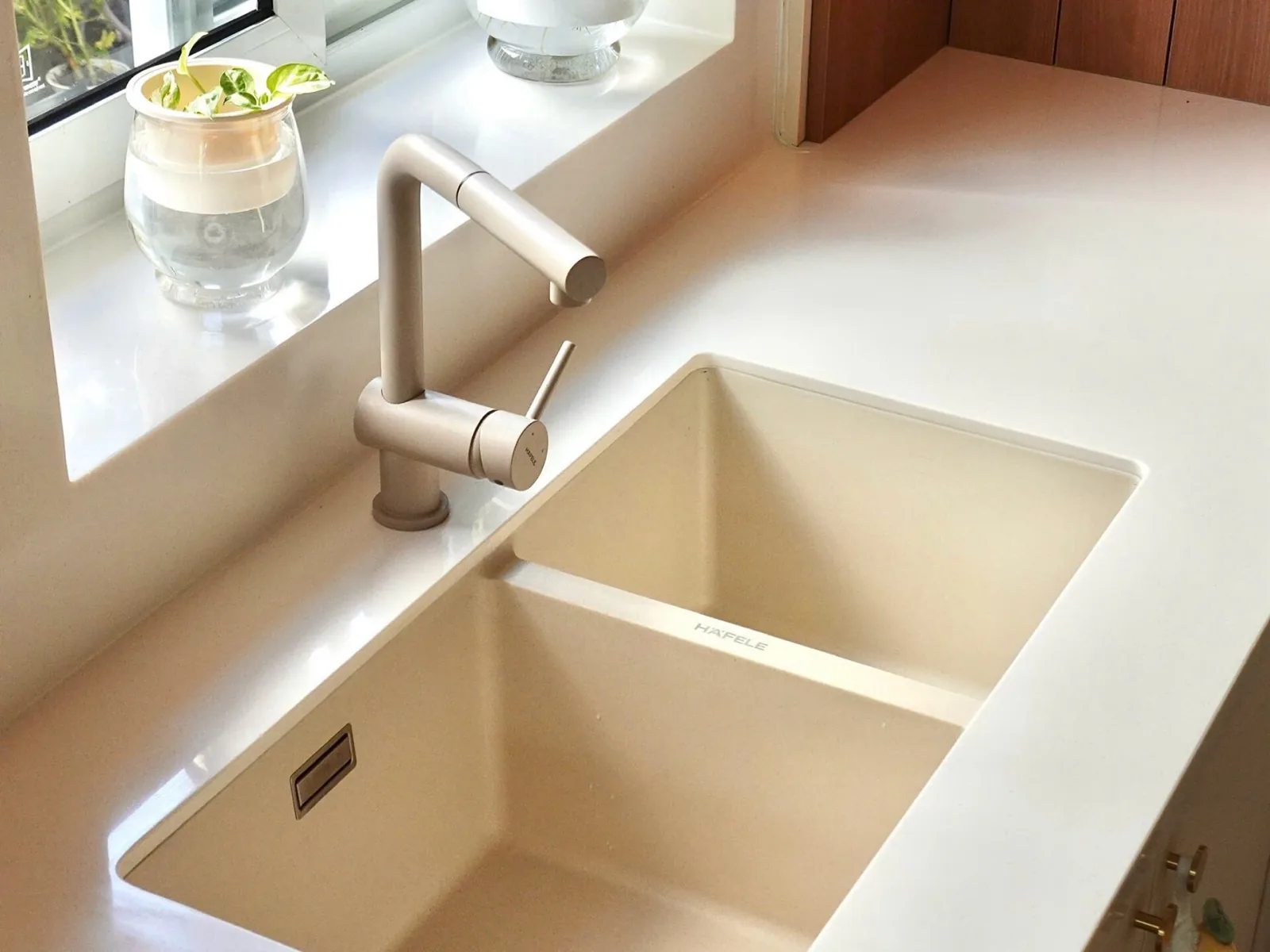 Mặt bếp và chậu rửa đúc liền khối bằng đá Solid Surface Hàn Quốc cao cấp, loại bỏ hoàn toàn các đường ron silicon dễ ẩm mốc.